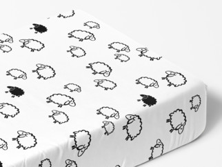 Dětské bavlněné napínací prostěradlo - vzor černé ovečky na bílém