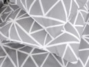 Bavlněné ložní povlečení Deluxe - vzor 1049 bílé geometrické tvary na šedém