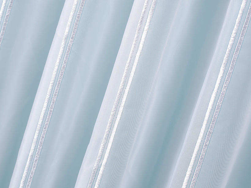 Hladká vitrážková záclona s ozdobným lemem - metráž