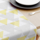 Běhoun na stůl Loneta - šedé a žluté proužkované trojúhelníky