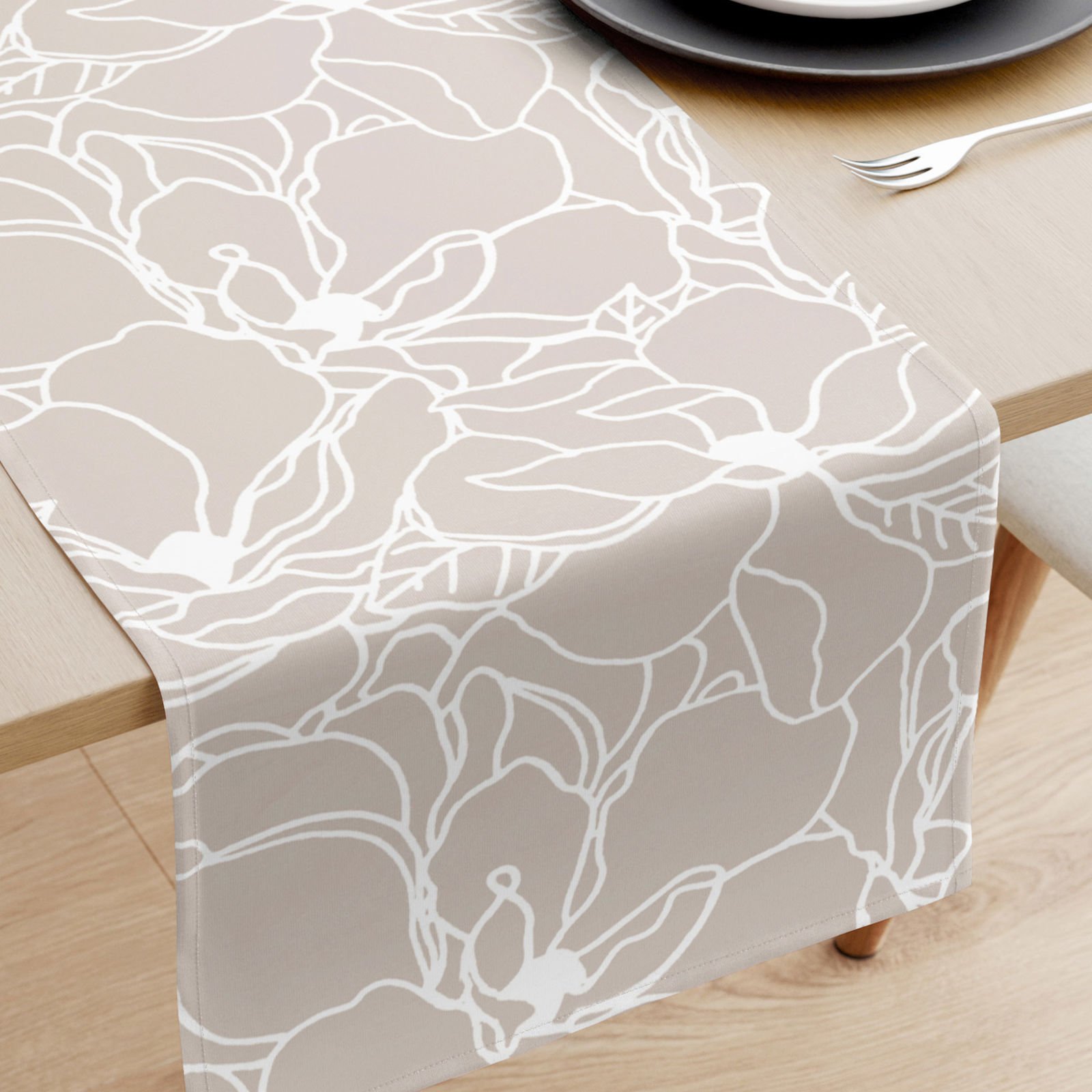 Běhoun na stůl 100% bavlněné plátno - bílé květy na světle béžovém