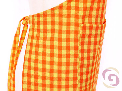 Kuchyňská zástěra - vzor malé oranžovo-žluté kostičky
