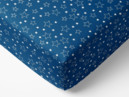 Vánoční bavlněné napínací prostěradlo - vzor bílé hvězdičky na modrém