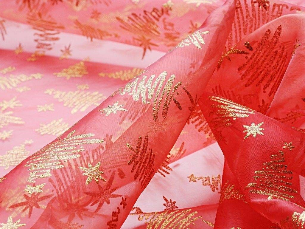 Červená dekorační organza s vánočním motivem zlaté stromečky
