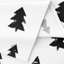 Kulatý vánoční bavlněný ubrus - černé stromečky na bílém