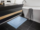 Koupelnová froté předložka modrá vzor „Nožky” 50x70 cm