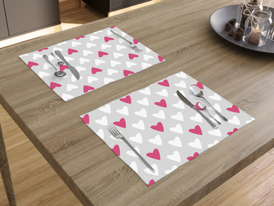 Bavlněné prostírání na stůl - vzor růžová srdce na šedém - 2ks