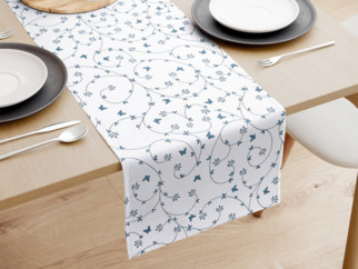 Bavlněný běhoun na stůl - vzor modrošedé kytičky a motýlci na bílém