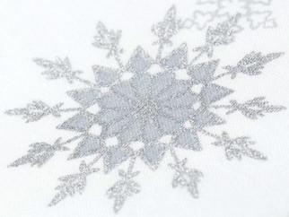 Exkluzivní vánoční bavlněný ubrus - vzor stříbrné vločky na bílém - KULATÝ