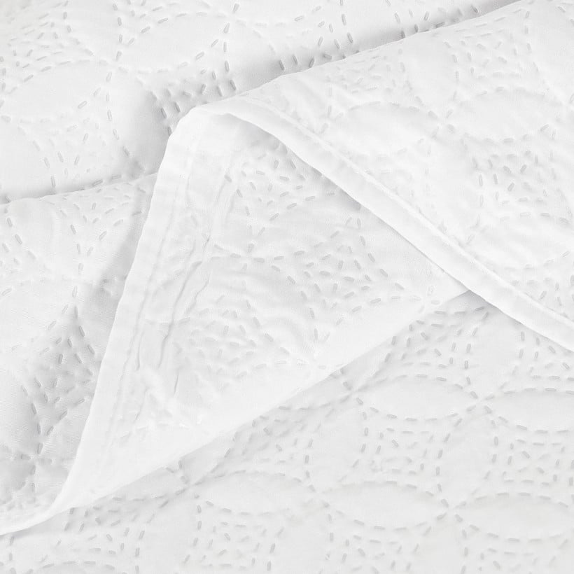 Přehoz na postel - ornamenty na bílém