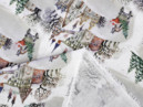 Vánoční dekorační látka LONETA - ALSACIA C-101 - vzor zasněžené městečko - šířka 140 cm