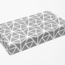 Bavlněné napínací prostěradlo - vzor bílé geometrické tvary na šedém