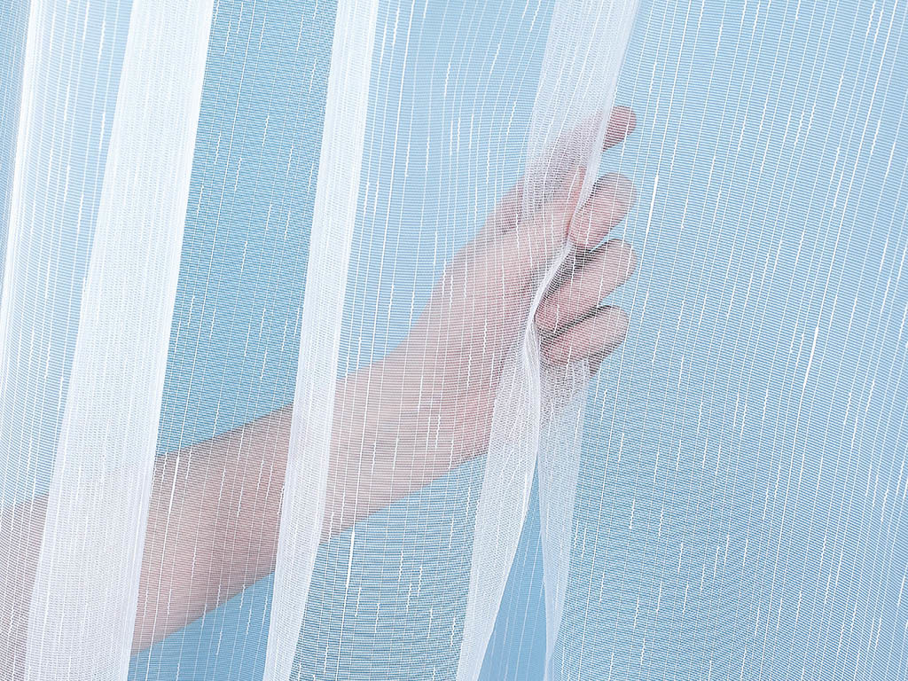 Bílá pletená záclona - prší - metráž