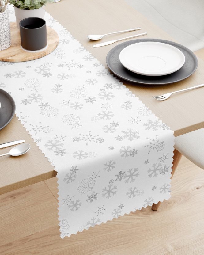 Vánoční běhoun na stůl teflonový - stříbrné vločky na bílém