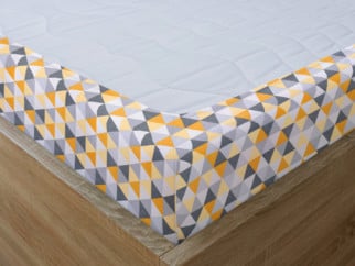 Bavlněné napínací prostěradlo - vzor oranžové a šedé trojúhelníky