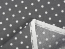 Dekorační závěs LONETA - vzor bílé puntíky na tmavě šedém