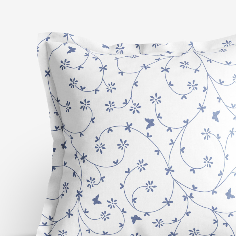 Bavlněný povlak na polštář s ozdobným lemem - modrošedé kytičky a motýlci na bílém