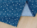 Vánoční bavlněný běhoun na stůl - vzor bílé hvězdičky na modrém