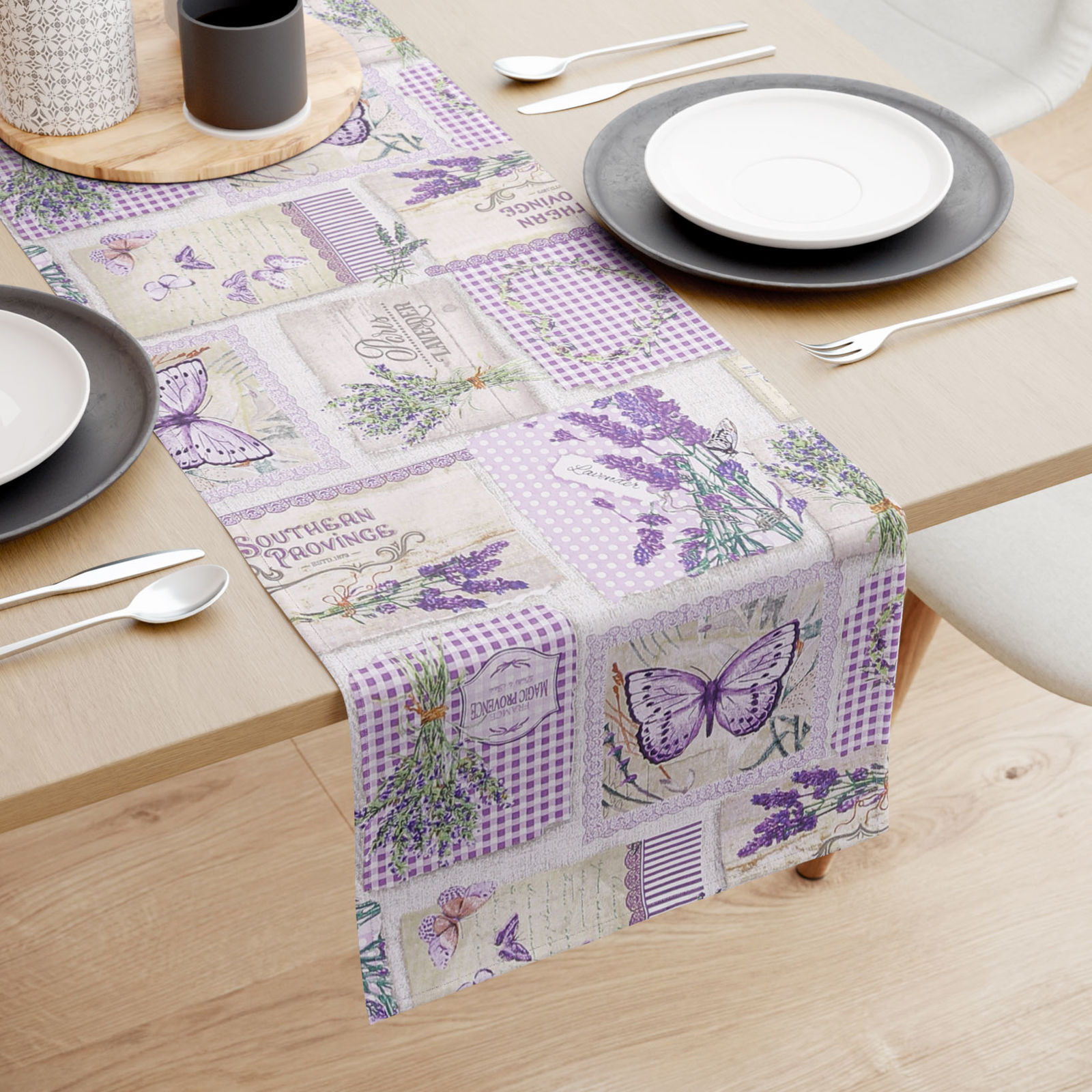 Běhoun na stůl 100% bavlněné plátno - patchwork levandulí s motýly